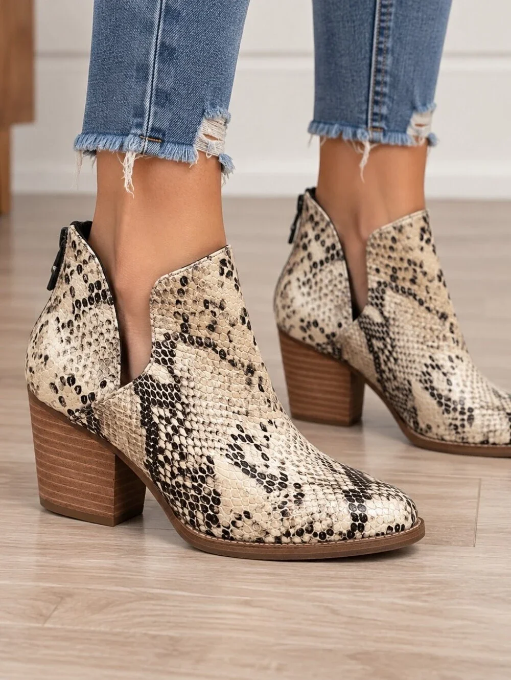 Blondo Neda Waterproof Ankle Boot Beige Snake Print Size 7